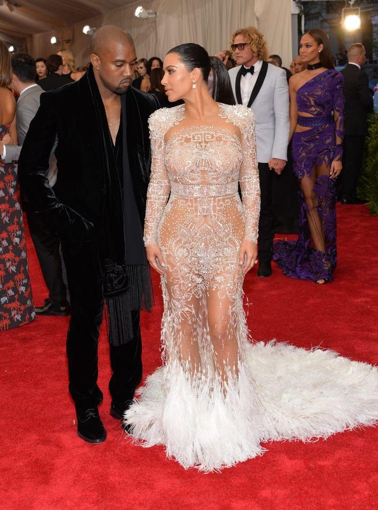 Kim Kardashian i en vitfjädrad Roberto Cavalli-klänning 2015.