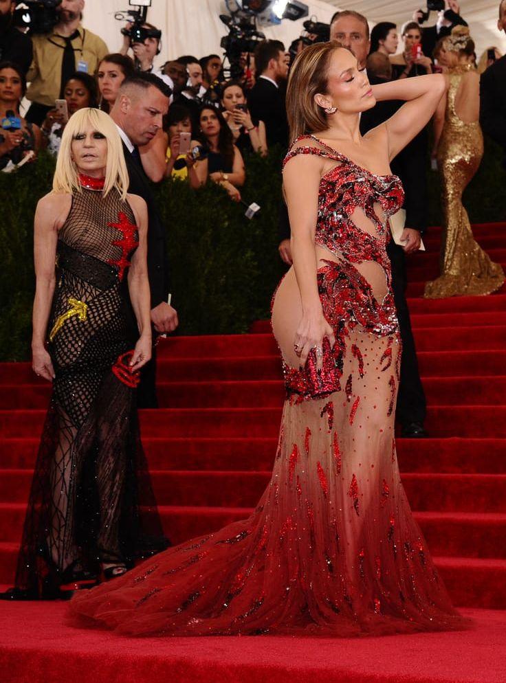 Jennifer Lopez i en Versace-klänning på Met-galan 2015.