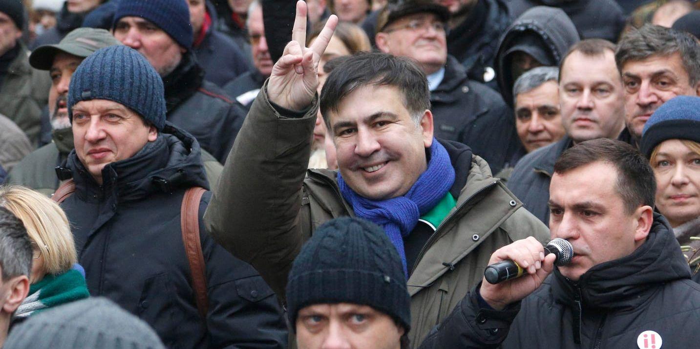 Oppositionsledaren Micheil Saakasjvili gör segertecken under demonstrationen mot president Petro Porosjenko i Ukrainas huvudstad Kiev.