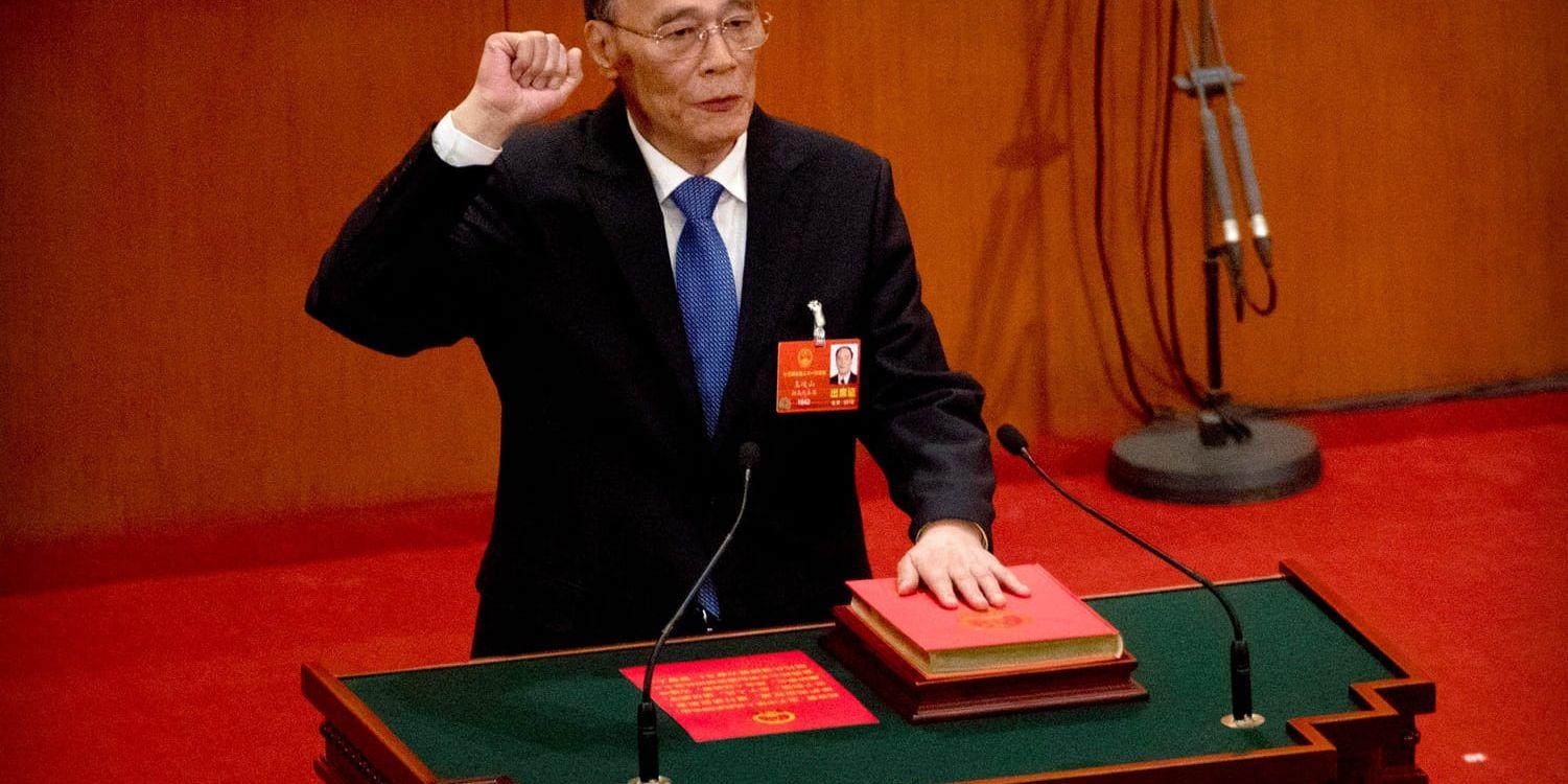 Den 69-årige Wang Qishan svär eden som vicepresident i Kina.