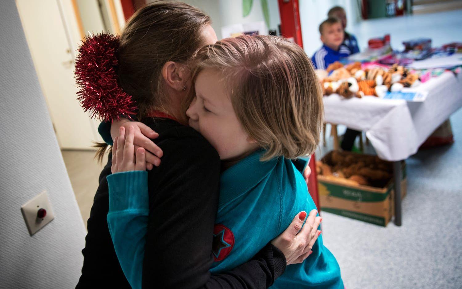 Elise kramar om sin lärare Annelie Wengström. Bild: Anders Ylander