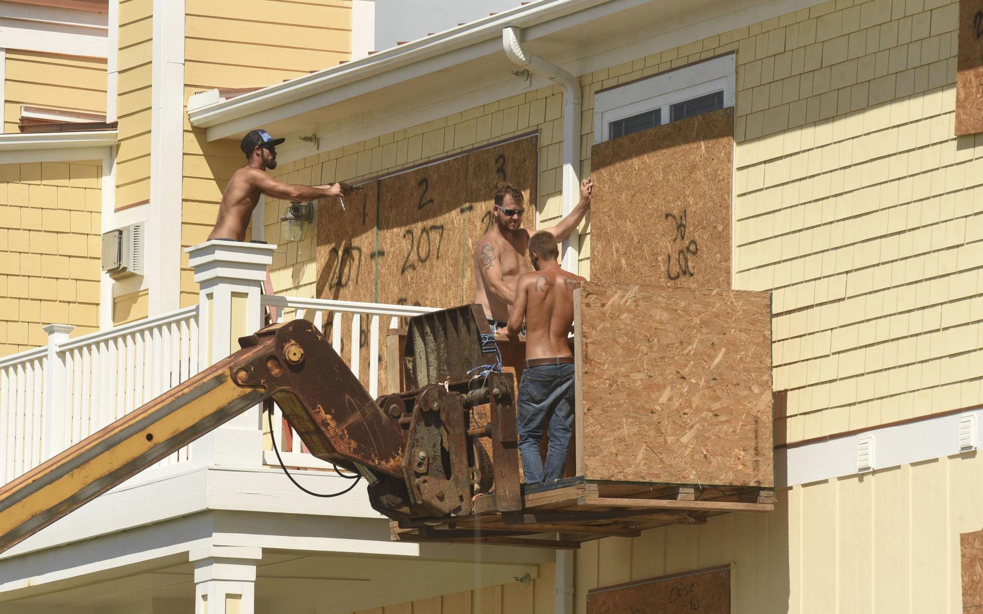 Arbetare som brädar igen fönster i staden Oak Island.