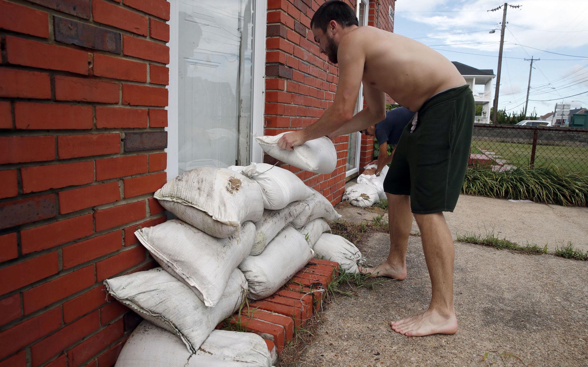 Adam Bazemore förbereder sig inför orkanen i Virginia.