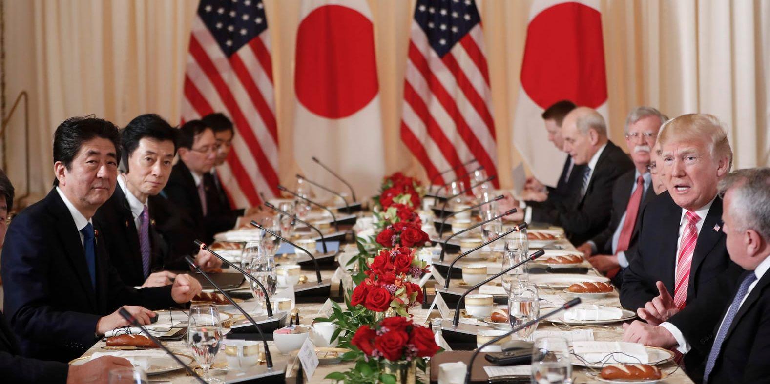 Japans premiärminister Shinzo Abe (längst till vänster) och USA:s president Donald Trump på den högra sidan av bordet under en arbetslunch på egendomen Mar-a-Lago i södra Florida.