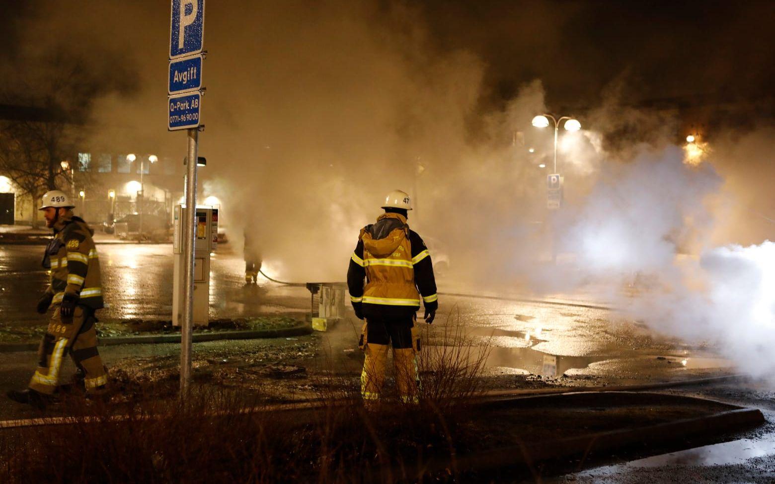 Totalt ska nio brandbilar vara på plats i Rinkeby. Bild: TT