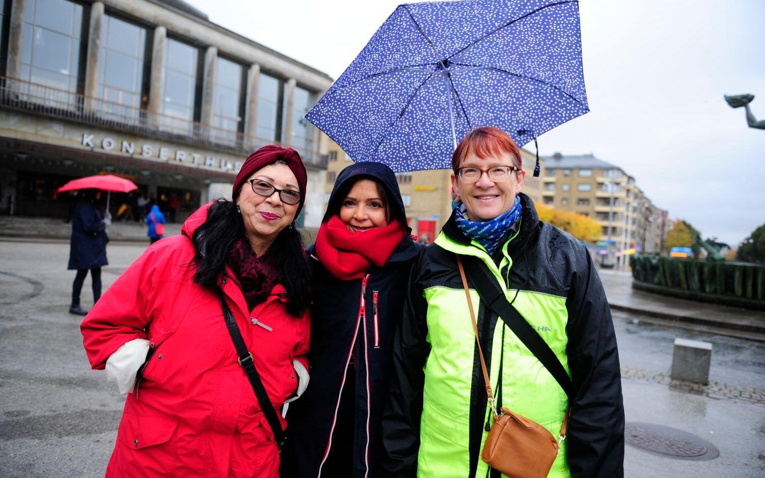 Elda Henning, Isabelle Yes och Carin Borén är på plats för att manifestera mot sexuella övergrepp: Foto: Anna Svanberg