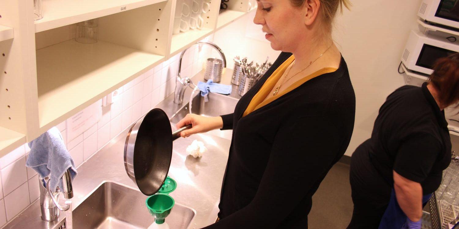 Va-ingenjören Jennie Fälth demonstrerar hur fettratten fungerar som erbjuds alla hushåll i Kungälv. Bild: Martina Liljedahl