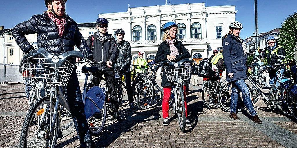 Tjugotalet tjänstemän från Trafikkontoret väntar på att cykla runt Göteborg. De kunde välja på en längre pendlarrunda och en inne i centrala staden.