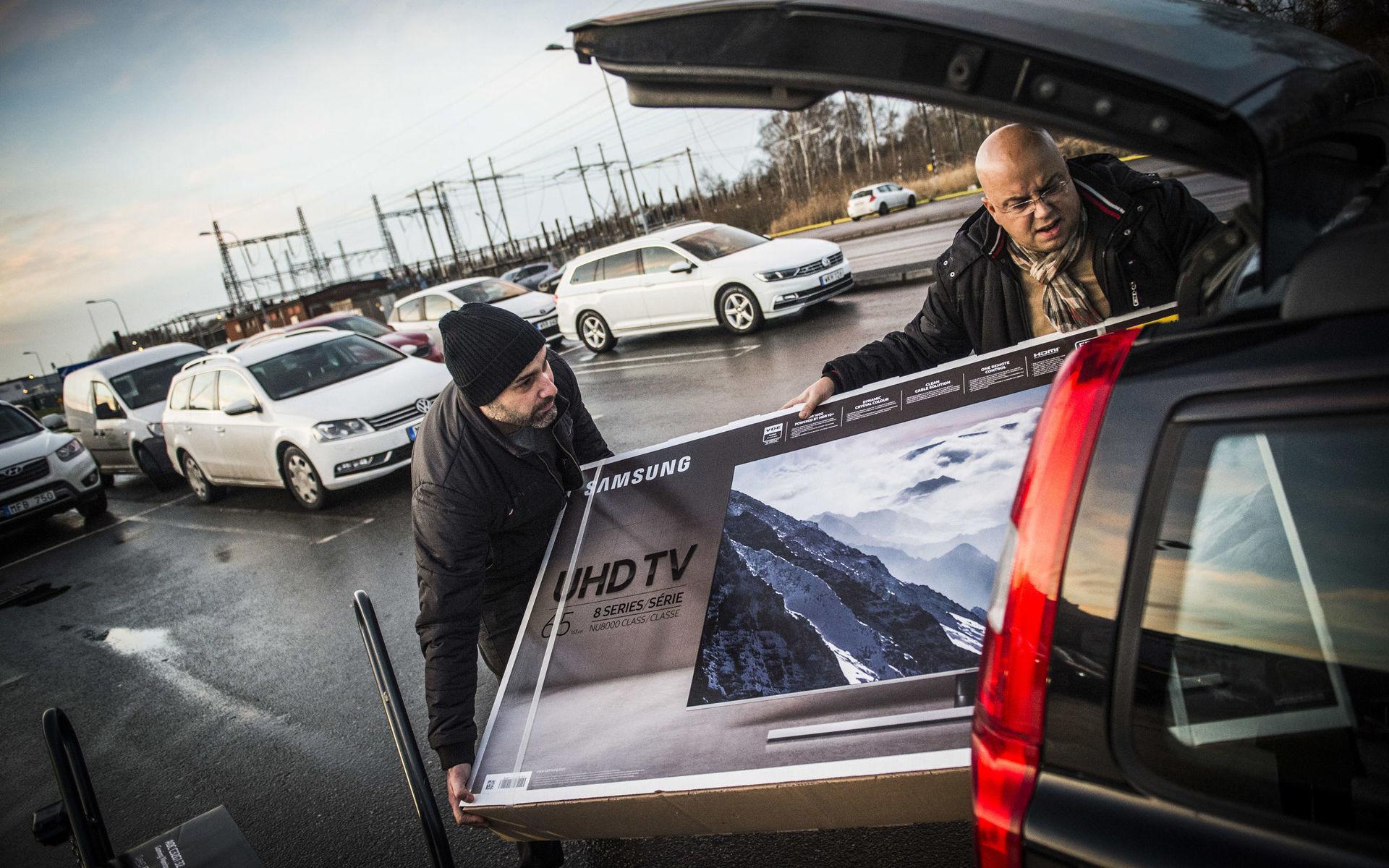 Yuksel Görgulu och Reza Asalni hjälps åt att packa in dagens reafynd i bilen.