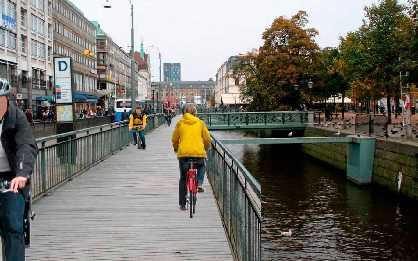 Tanken på  en "cykelbrygga" ovanför kanalen I Brunnsparken presenterades för några år sedan och kommer kanske att studeras igen.