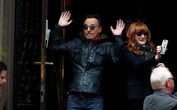 Bruce Springsteen lämnar hotellrummet tillsammans med hustrun Patti Scialfa. Foto: Thomas Johansson