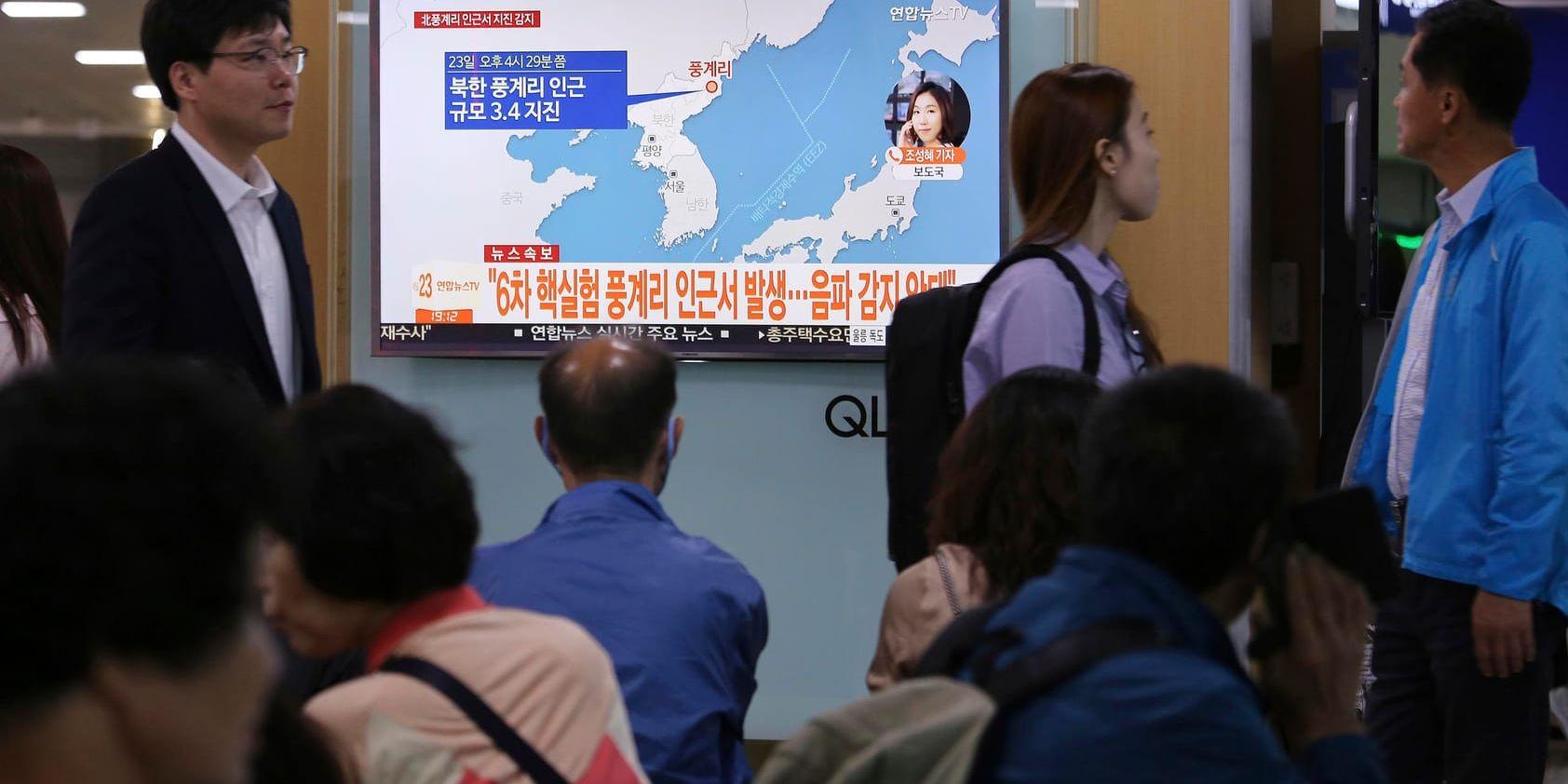 Tv-sändning om lördagens händelser på en järnvägsstation i Seoul, Sydkorea.