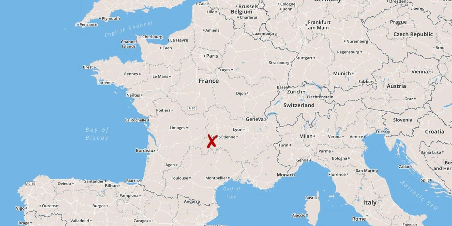 En man i 40-årsåldern och hans 14-åriga tvillingdöttrar omkom när ett lätt enmotorig flygplan kraschade och bröts sönder i Mazoires i Frankrike.