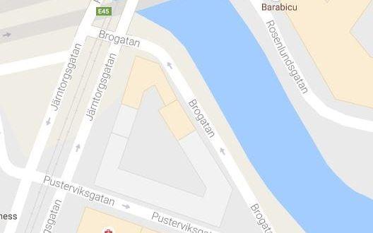 Kvarteret Röda bryggan är den trekant av hus vid Pustervik som vetter mot Hamnkanalen och bryggan över mot Esperantoplatsen. Foto: Google maps