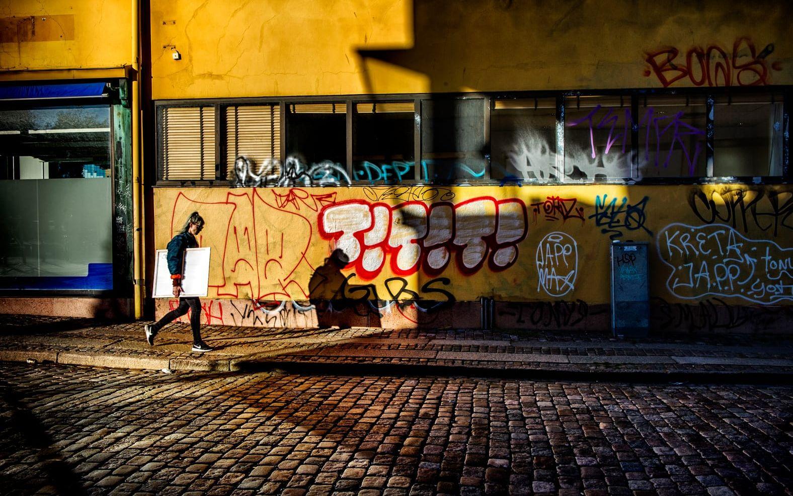 Här finns gamla hus med låga hyror som gör att udda verksamheter, kultur, föreningar och nystartade företag kan finnas, mitt i Göteborg, urtypen för den blandstad Göteborg säger sig vilja bygga. Foto: Lisa Thanner