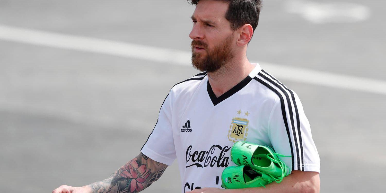 Lionel Messi under Argentinas träning inför avgörande VM-matchen mot Nigeria.