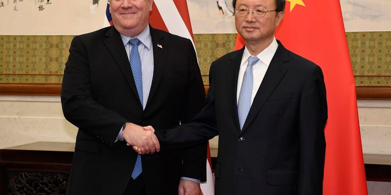 USA:s utrikesminister Mike Pompeo och Yang Jiechi från det kinesiska utrikesdepartementet vid ett möte i oktober. Arkivbild.