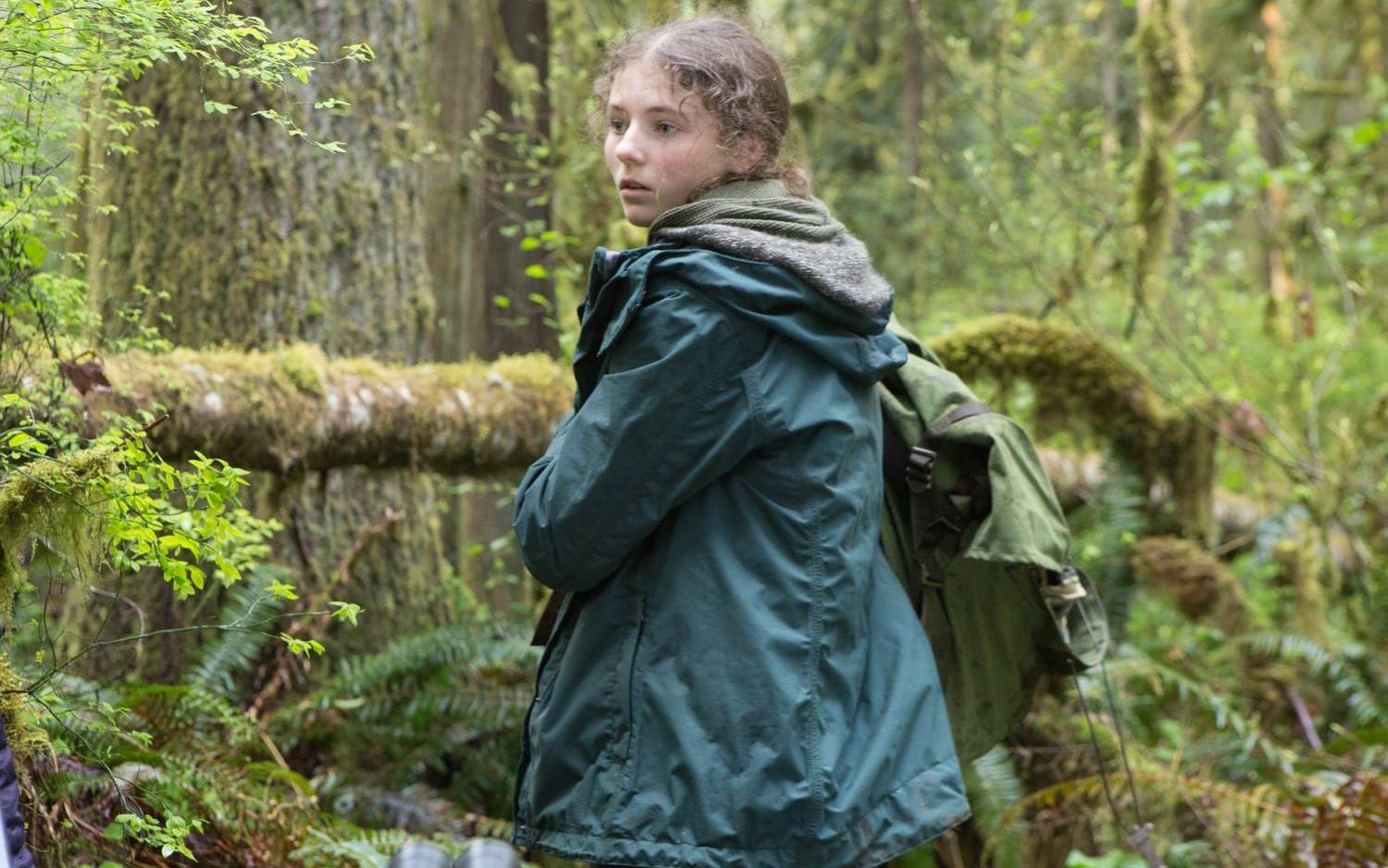 Thomasin McKenzie är smått makalös i rollen som 13-åriga Tom. Tillsammans med sin pappa bor hon i skogen i Debra Ganiks drama Leave no trace.