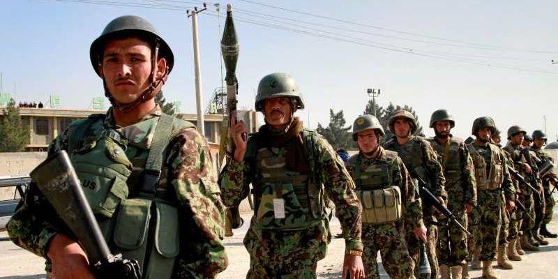 Afghanska soldater säkrar området vid Natobasen som attackerades i Kabul.