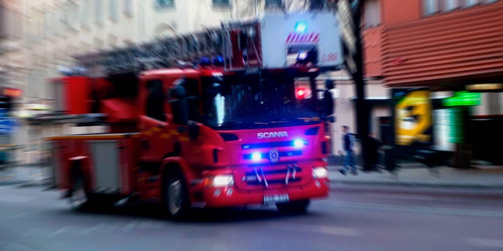 Minst fem personer har förts till sjukhus sedan det börjat att brinna i en åttavåningsbyggnad i Södertälje. Arkivbild.