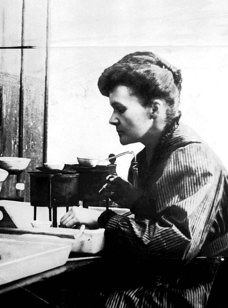 Marie Curie var den första kvinnan att vinna nobelpriset och hon gjorde det två gånger. I fysik och kemi.  Hon dog 1934. Bild: TT