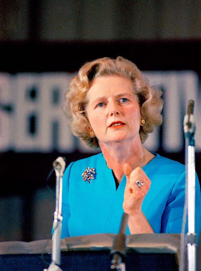 Margaret Thatcher var den första kvinnliga premiärministern i Storbritannien. Hon kallades Järnladyn på grund av hennes hårda högerpolitik. Bland annat Annie Lööf har kallat Thatcher för en politisk förebild. Thatcher dog 2013. Bild: TT