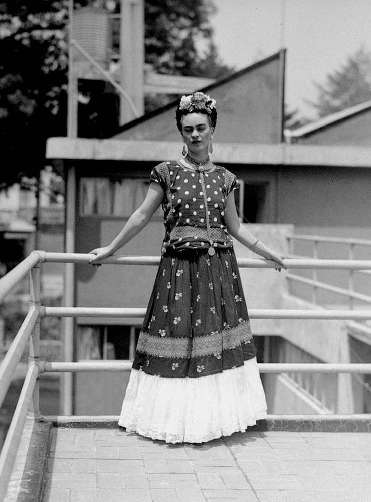 Frida Kahlo dog 1954 men fortsätter vara en ikonisk konstnär. Mexikanskan bröt ryggraden och gjorde därefter lidelsefulla och hyllade självporträtt. Bild: TT