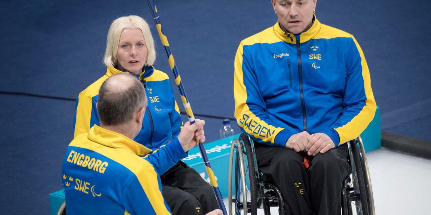 Det svenska curlinglaget i Paralympics föll mot Finland och Sydkorea.