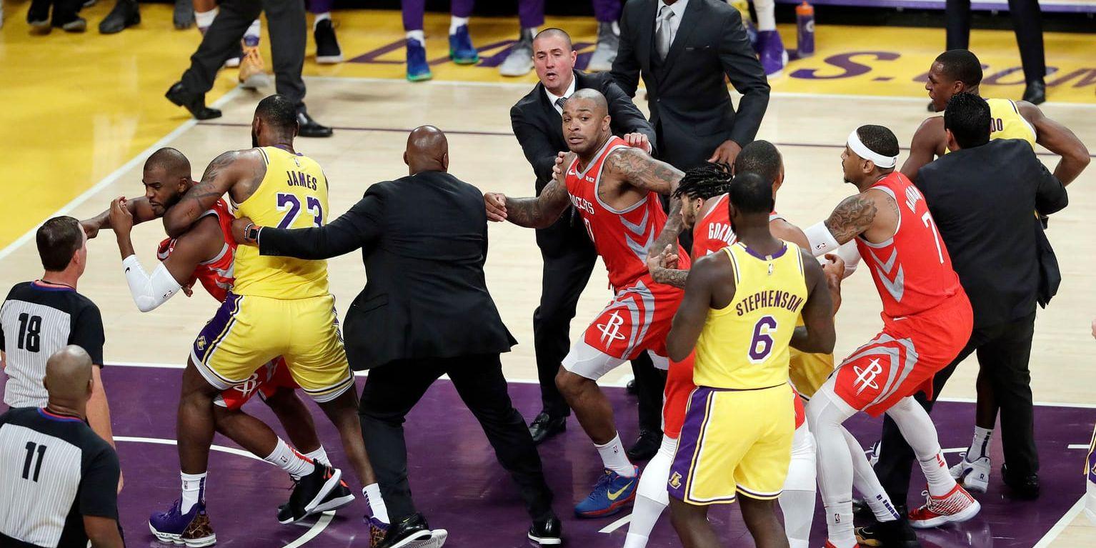 Houston Rockets Chris Paul, längst till vänster, fick hållas tillbaka av LA Lakers LeBron James, tvåa från vänster, efter ett bråk med Lakers Rajon Rondo, längst till höger, i den andra halvleken av matchen i Staples Center.