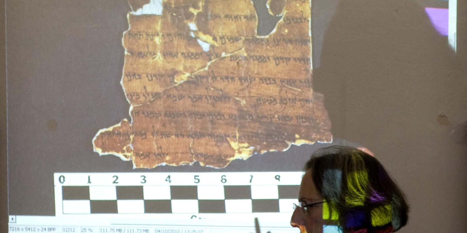 Ett fragment från Dödahavsrullarna visas upp i Jerusalem. Arkivbild