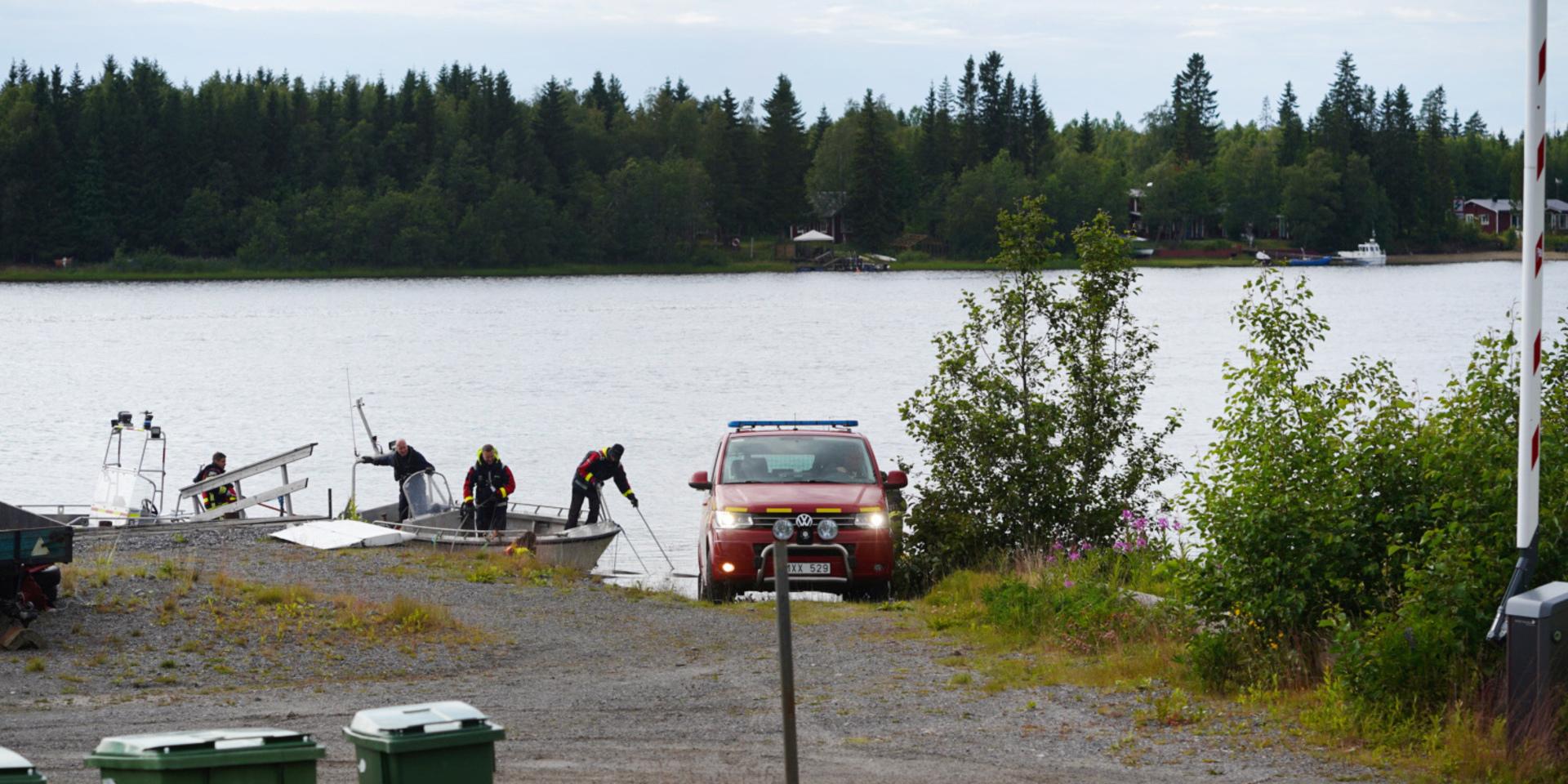 Räddningstjänsten dykare kommer in med båt och vrakdelar till hamnen i Södra Bergsboda i närheten av olycksplatsen vid Storsandskär.