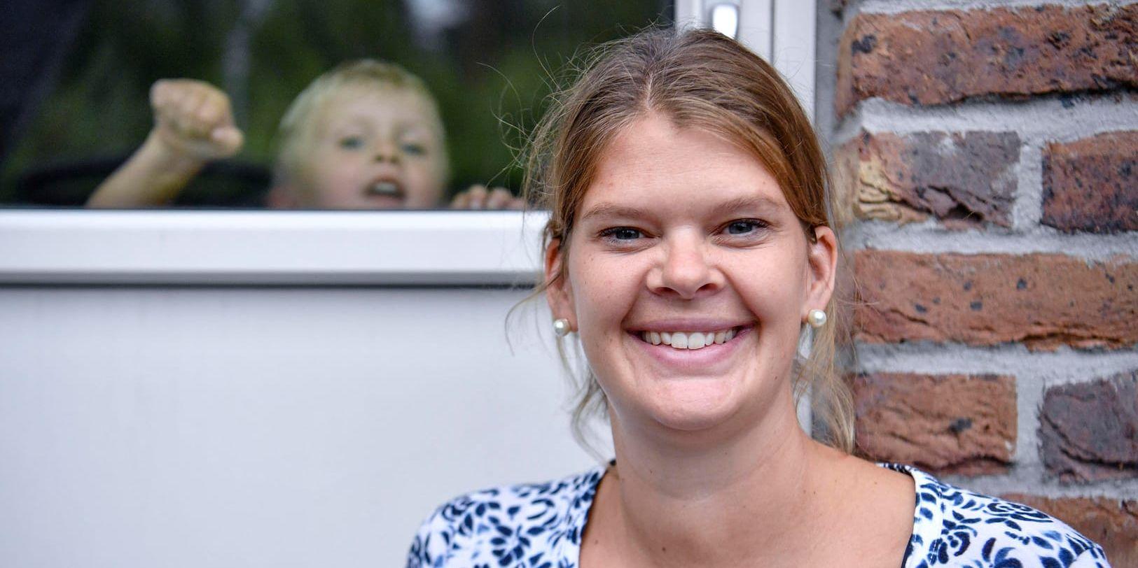 När 33-åriga Caroline Segerfeldt (M) fick sonen Tage räckte tiden inte till för att även vara fritidspolitiker. Tre år in på sin första mandatperiod valde skolsköterskan från Sjöbo att hoppa av sitt förtroendeuppdrag i förtid.
