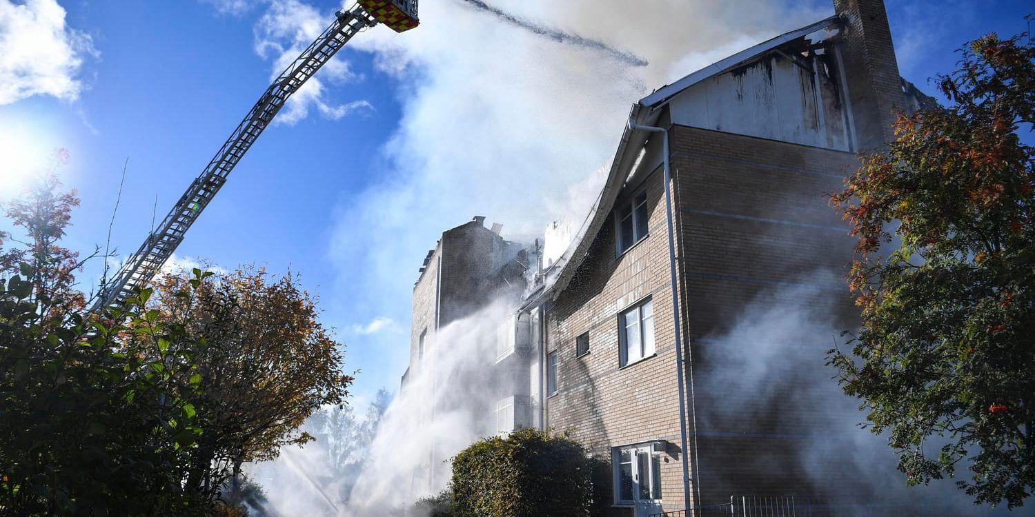 Räddningstjänsten arbetar med att släcka en kraftig lägenhetsbrand i Lund på söndagsmorgonen.