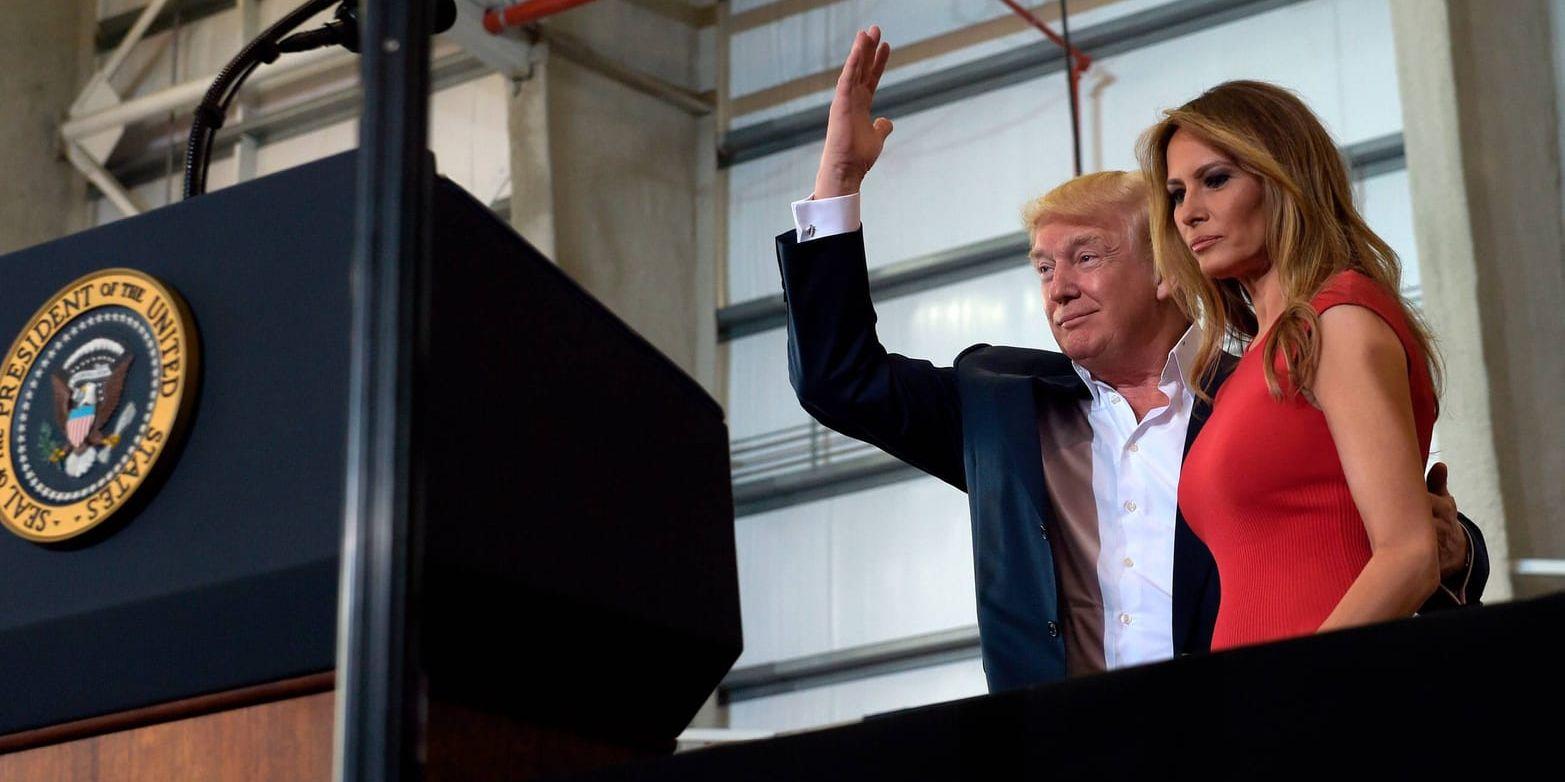 President Donald Trump och USA:s första dam Melania Trump anländer till flygplatsen Orlando-Melbourne i Florida där Trump höll ett massmöte och i sitt tal antydde att "något" skett i Sverige.