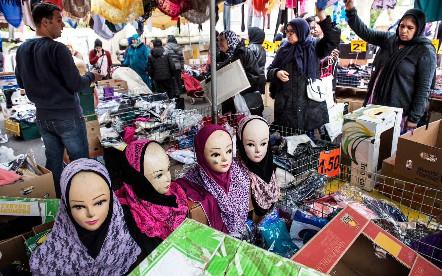 Den fattiga och mångkulturella förorten Sevran är valintresset lågt. På marknaden säljs allt mellan himmel och jord. FOTO: Stefan Berg.