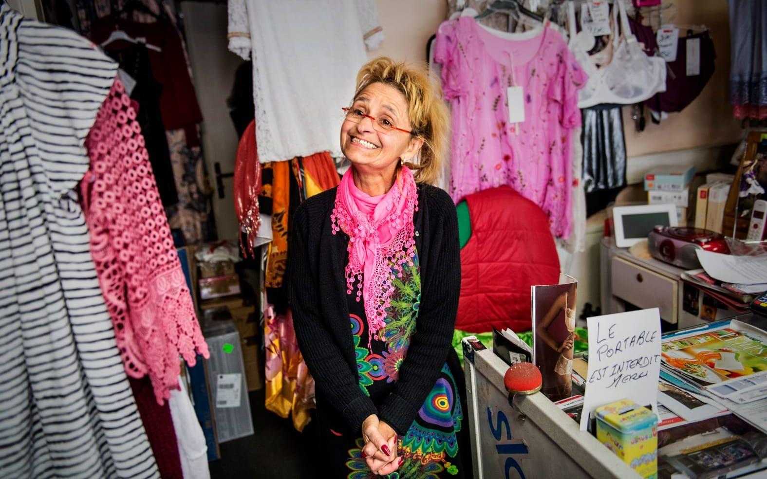 Invid kassan har butiksägaren Malika Martin satt upp en skylt om mobilförbud. "Folk kommer in och säger inte ens hej", säger hon. FOTO: Stefan Berg