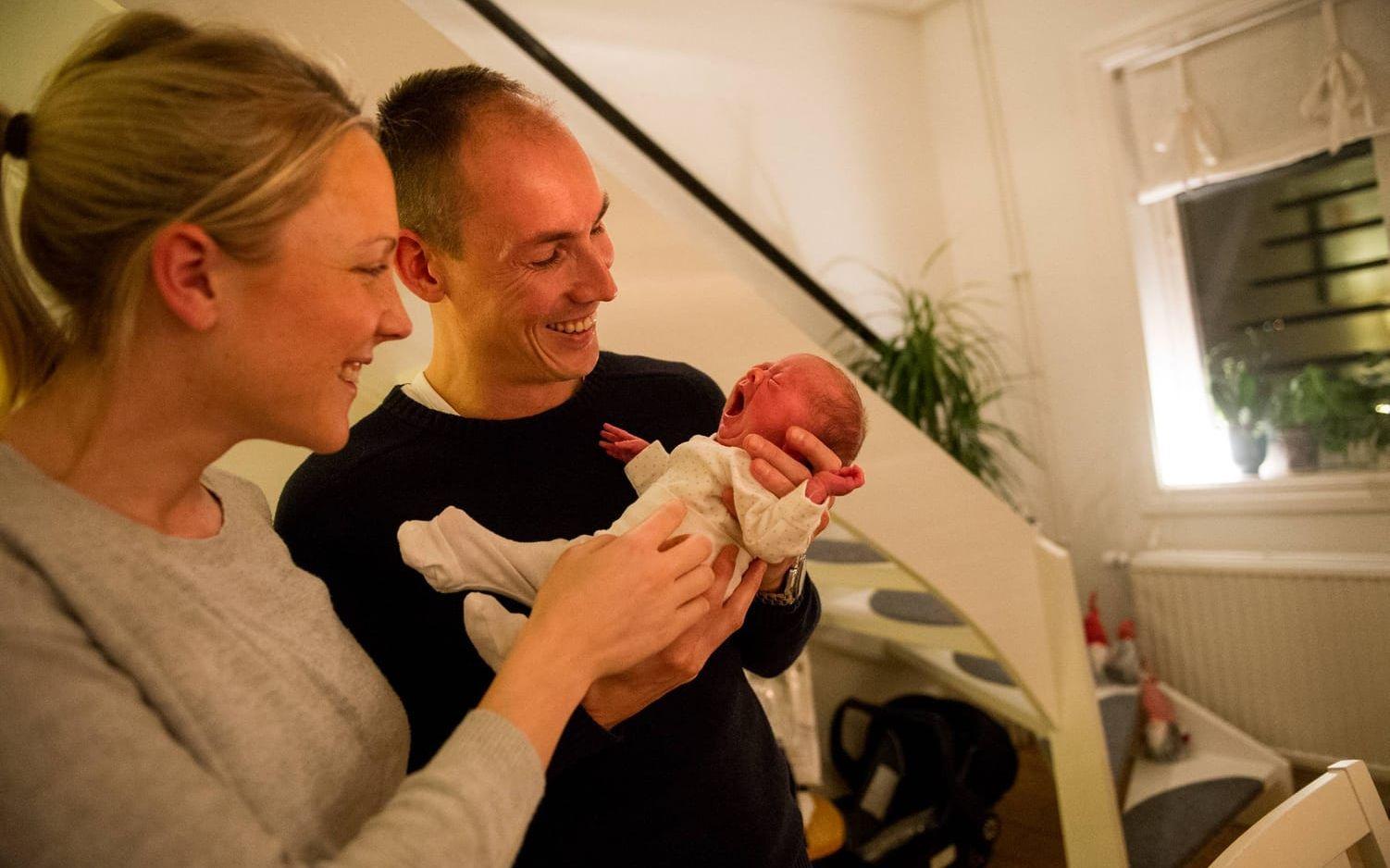 Maria och Christofer Foord med nyfödda dottern Emma