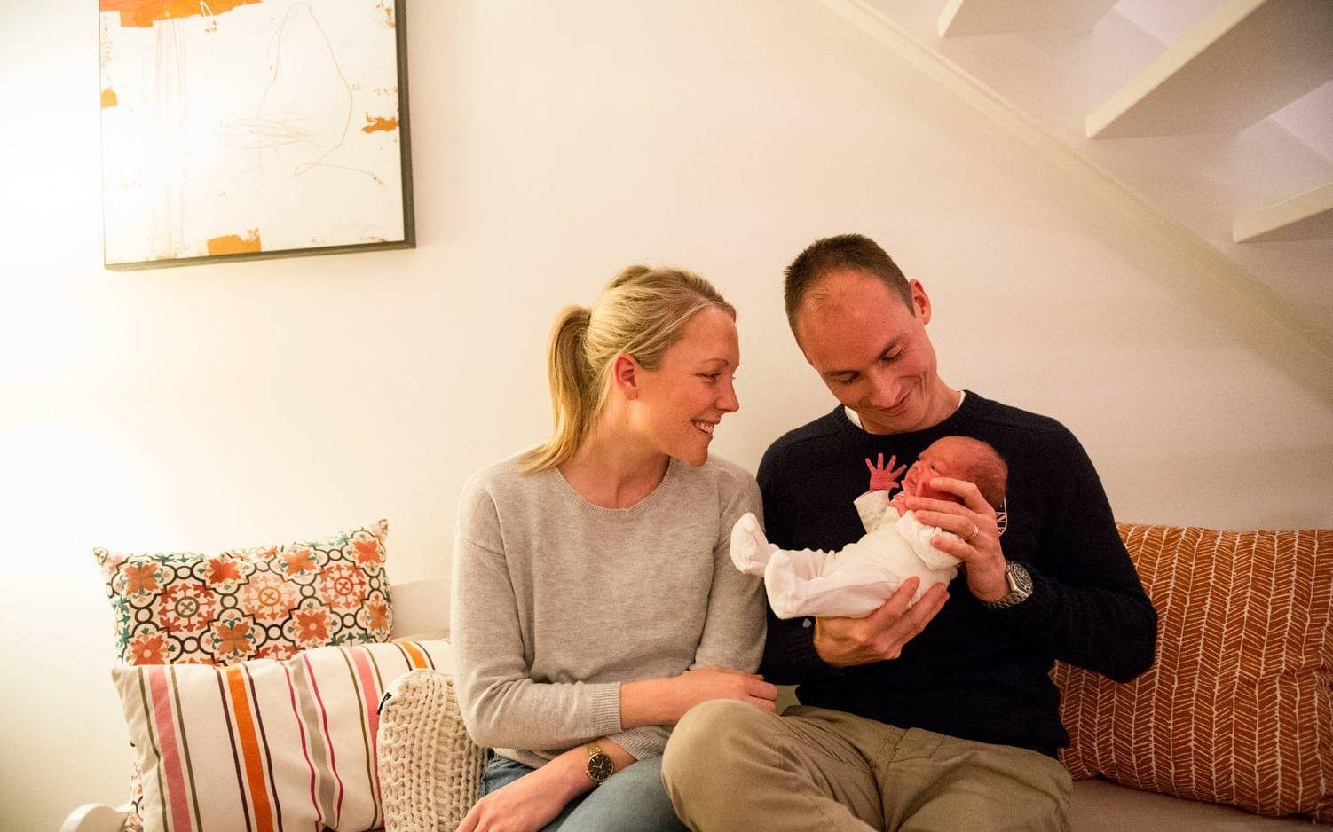 Maria och Christofer Foord med nyfödda dottern Emma