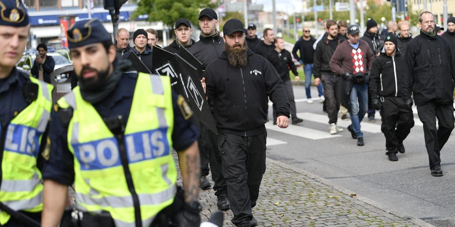 Polisen griper nu fler personer i samband med nazistdemonstrationen i Göteborg. Under de senaste dagarna har polisen hämtat in sex personer. Arkivbild.