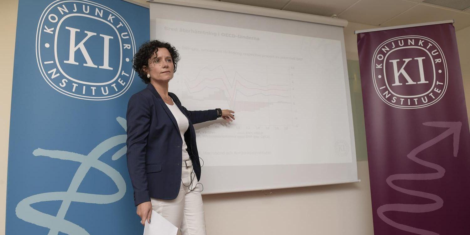 Konjunkturinstitutet prognoschef Ylva Hedén Westerdahl presenterar institutets prognos för den svenska ekonomin. Arkivbild.