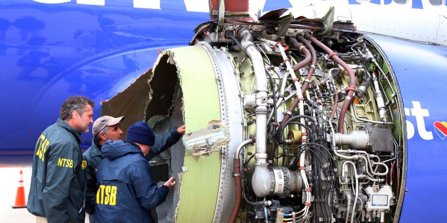 Utredare vid USA:s trafiksäkerhetsmyndighet NTSB undersöker den trasiga motorn på Southwest Airlines-planet som tvingades nödlanda i tisdags.