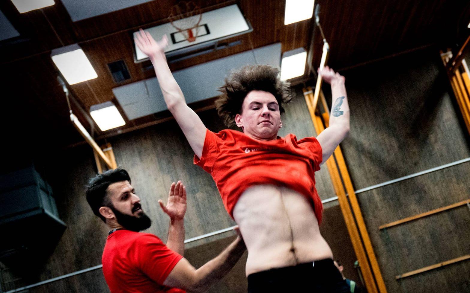 Gymnastik gör dig starkare, smidigare och rörligare på en och samma gång, försäkrar instruktören Hemen Kurdas (till vänster). Bild: Lisa Thanner