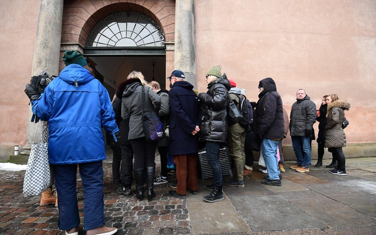 Journalister köar utanför Köpenhamns byret, där rättegången mot den mordmisstänkte Peter Madsen forsätter. Foto: Johan Nilsson / TT