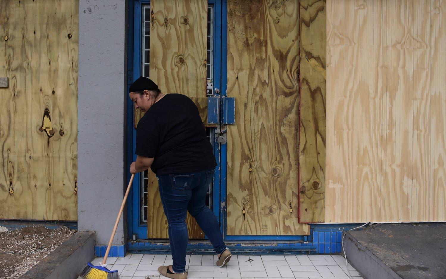 Invånarna på Puerto Rico förbereder sig inför den annalkande orkanen. Foto: TT