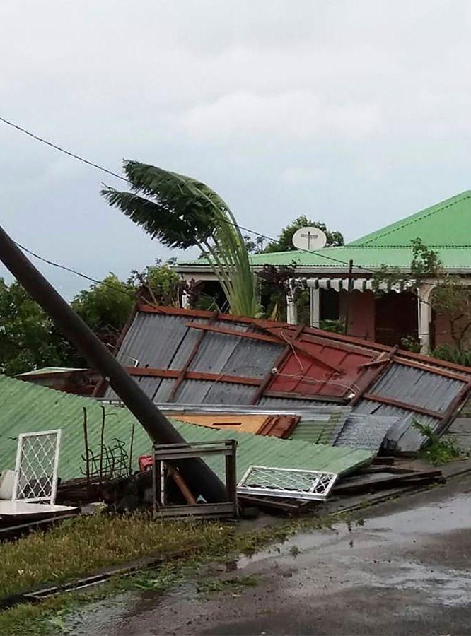 På den franska ön Guadeloupe har förstörelsen varit stor efter orkanen Maria. Foto: TT