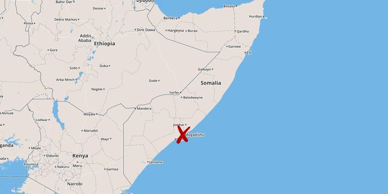 Minst sju personer har dött i samband med att kriminalpolisens högkvarter i Somalia har stormats.