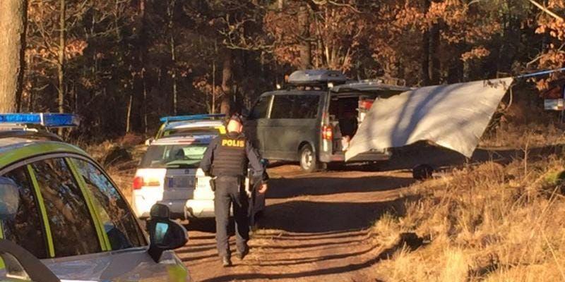 Mannen hittades skjuten i terrängen öster om Halmstad i tisdags. 