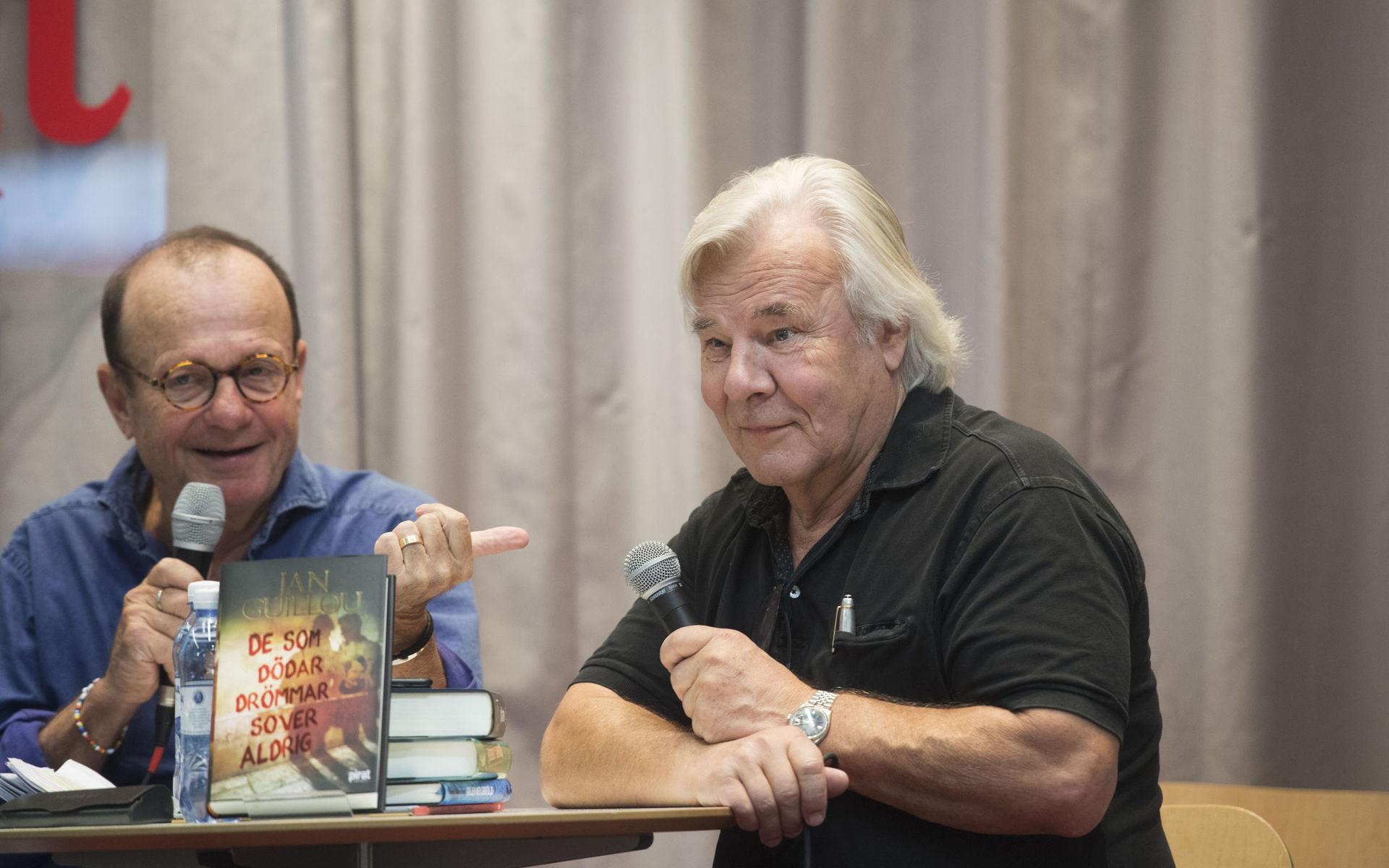 Författare Jan Guillou intervjuas i Piratförlagets monter vid bokmässan på fredagen.
