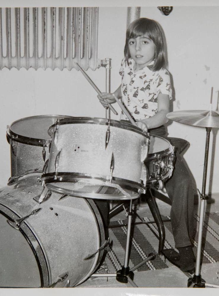 I tvättstugan i mormors källare i Karlsborg att Mikkey Dee och "bonkade" på trummorna redan i början av 70-talet .Foto: Privat.