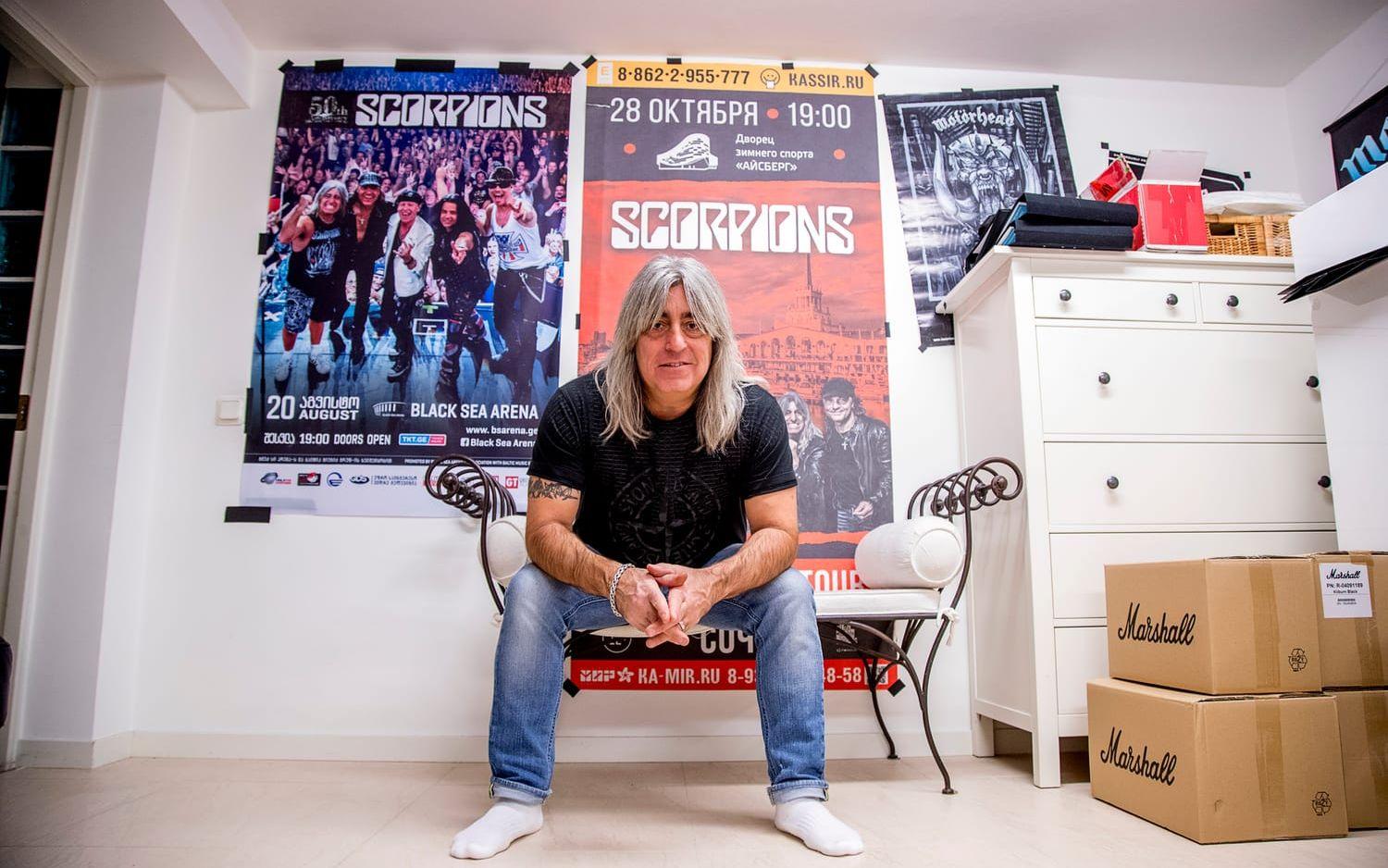 Mikkey Dee hemma i källaren som är full med Scorpions- och Motörheadposters. Foto: Adam Ihse.